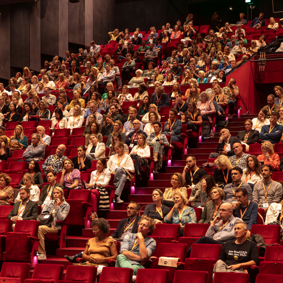 Volle theaterzaal van het Beatrix Theater tijdens de Vakdag fondsenwerving.