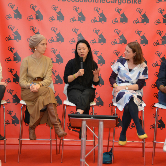 Paneldiscussie met Anna-Karina Reibold, Eva Brucker, Natalia Tomiyama, Caz Coneller, Valerie Labi. Op de achtergrond het ICBF logo in veelvoud.