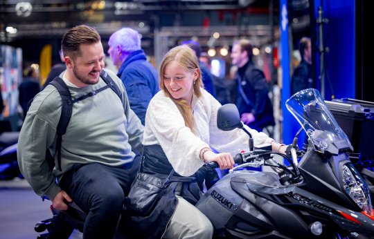 Man en vrouw zitten samen op Suzuki motor