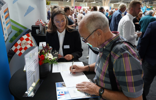 Gesprek op de stand van het VTCB