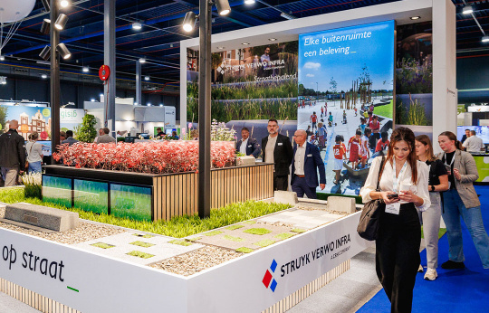 Vakbeurs Openbare Ruimte - bezoekers bij een stand van een exposant