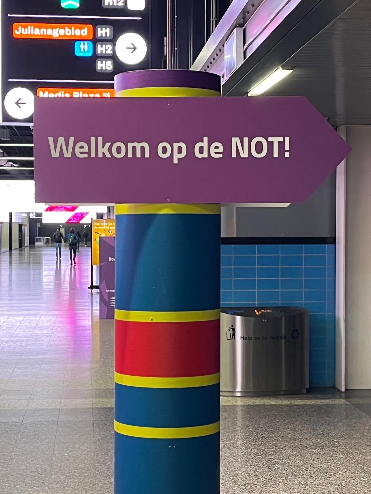 Een bord met een pijl naar rechts waar op staat 'welkom op de NOT!'