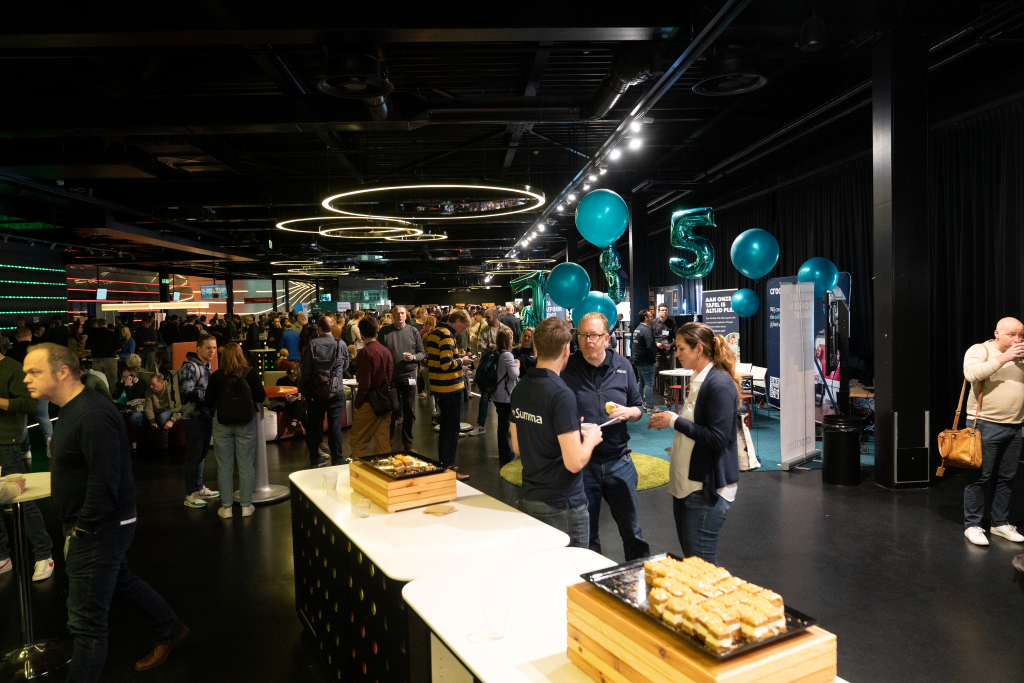 mensen eten borrelen in een zaal