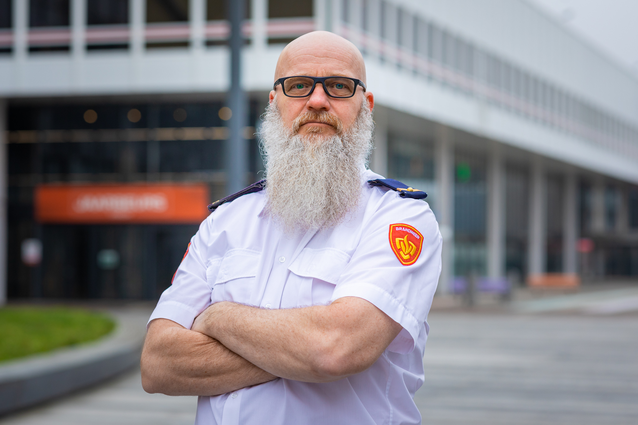 Arno van Der Linden in uniform voor de ingang van Jaarbeurs