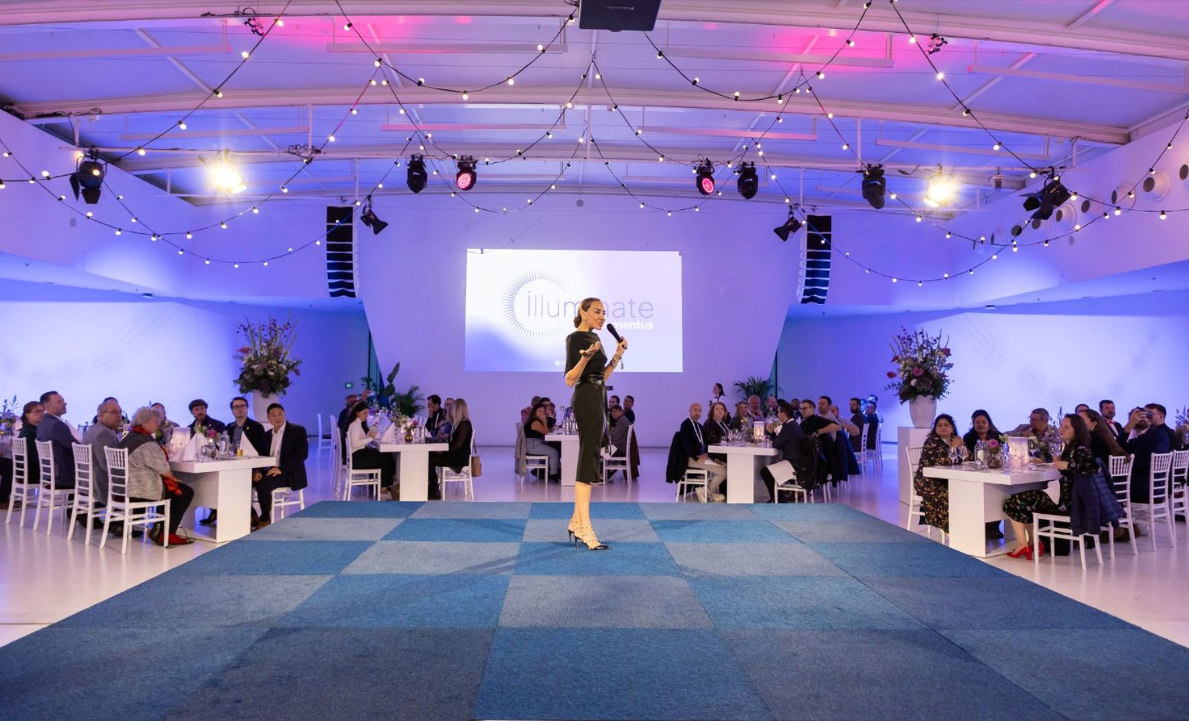 Woman gives presentation in the middle of a filled Polar hall